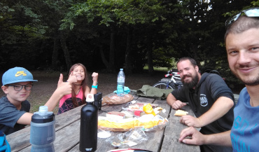 Les enfants et responsables de Cultivons demain réunis autour d'une table qui sourient